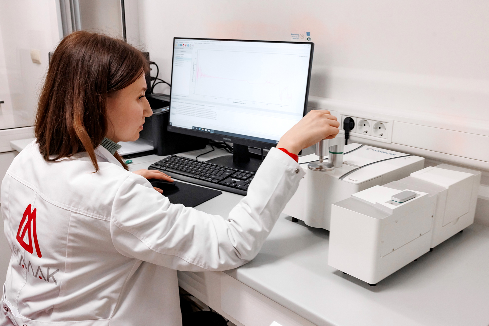 спектрометр ИК-Фурье в лаборатории ДУГАЛАК