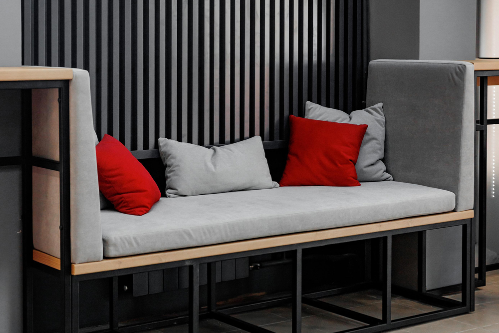 Современная брендированная Lounge-zone в ЯГТУ, созданная ООО «ДУГАЛАК»